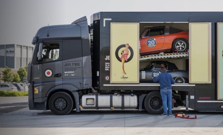 Autotransport van Joye T'rec wordt geladen